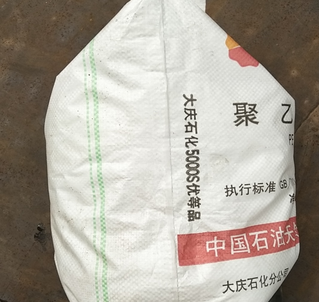 74888e26-ecbc-421f-978f-25e566c6403a_Gambar close-up sudut sisi bagi karung tenunan resin plastik KunLun HDPE 5000S.jpg